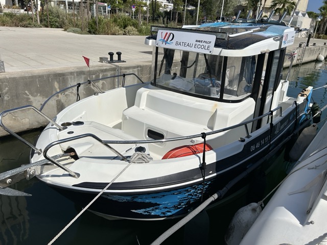 Wave Pilot - Notre bateau école prêt pour une session de formation au départ du port de la Grande-Motte