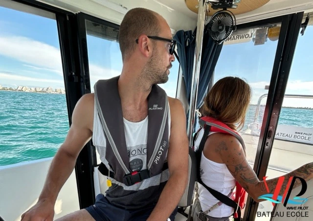 Cours pratique de conduite de bateau  de Wave Permis à La Grande Motte.