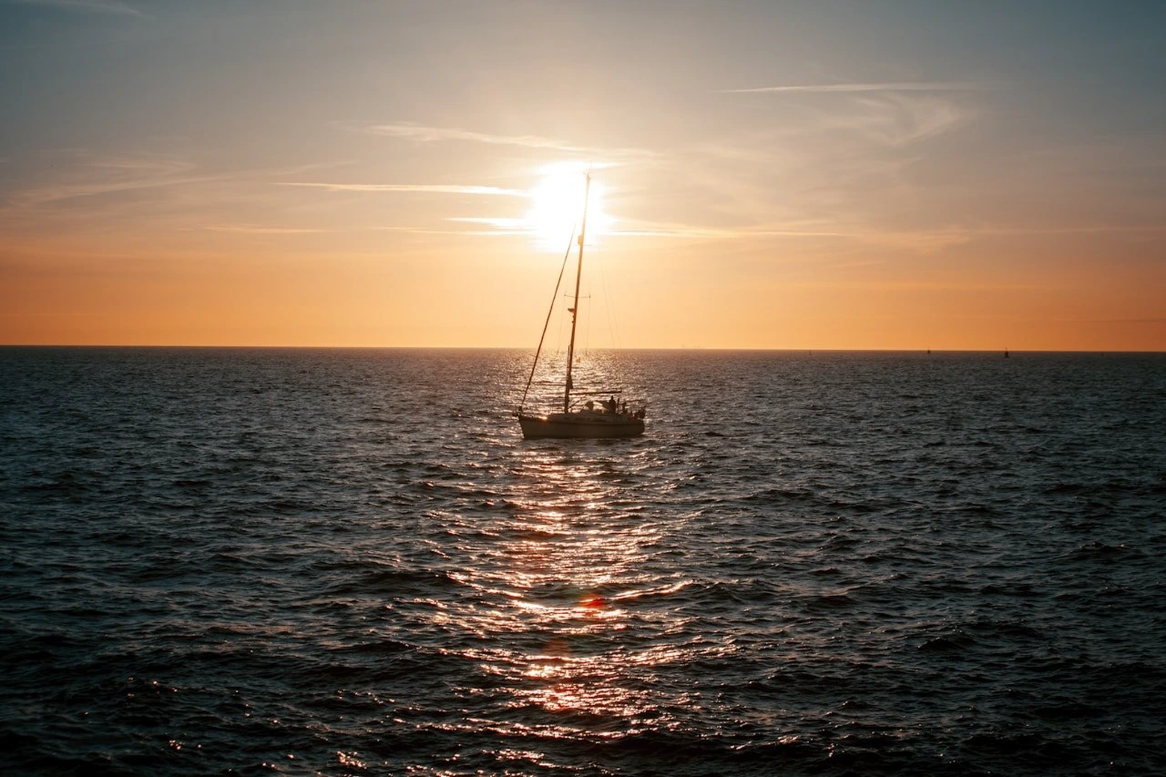 Le permis hauturier permet de naviguer de jour comme de nuit, sans limite de distance.